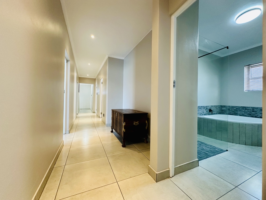 9 Bedroom Property for Sale in Westcliff Western Cape